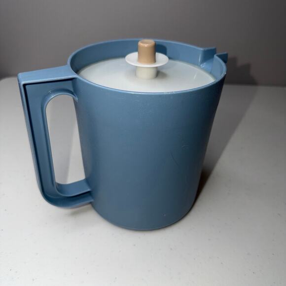 Tupperware Vintage Blue 1.5 Quart Pitcher #1575 Push Button Lid Made in U.S.A. - Picture 5 of 10